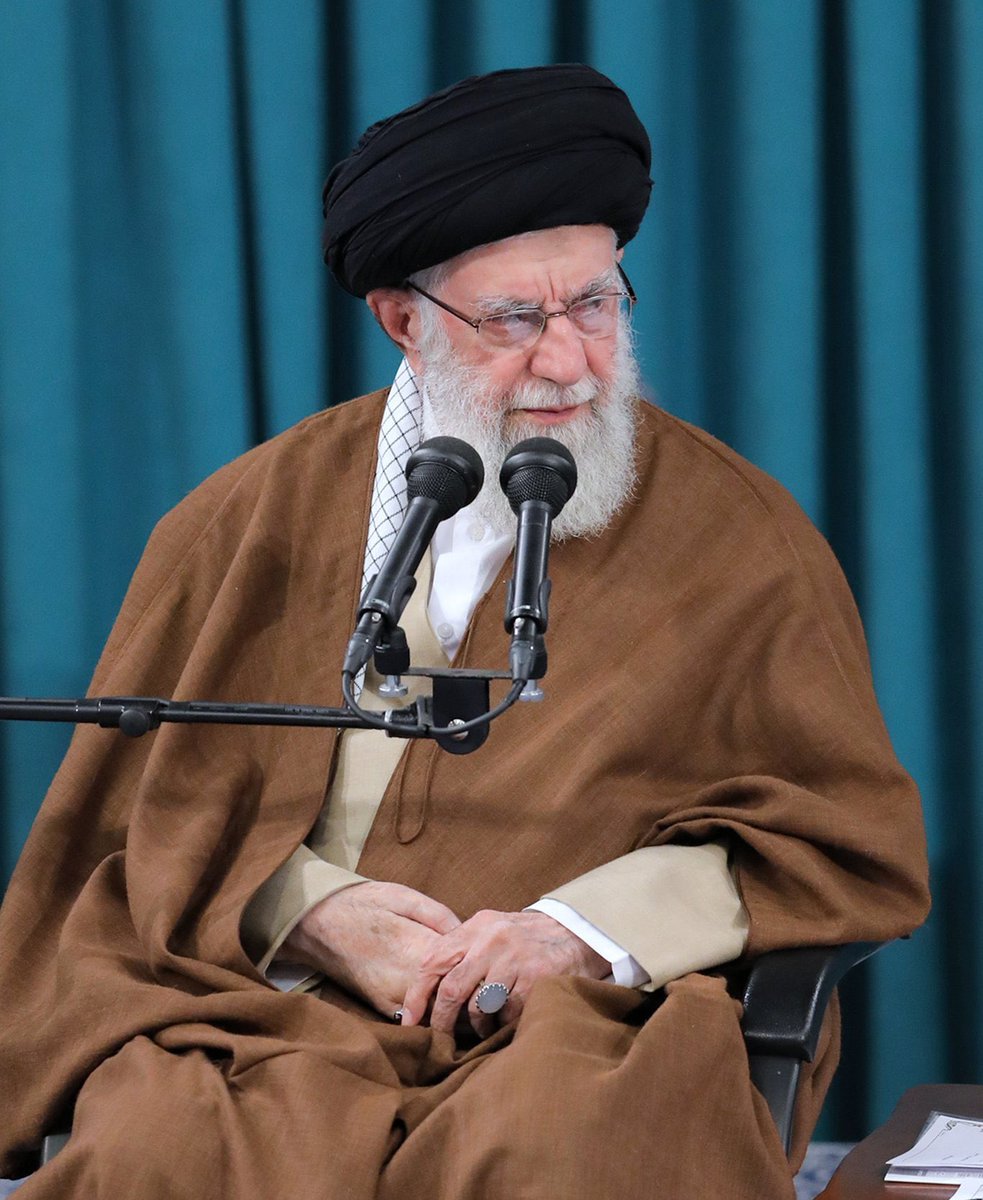 _noghteh's tweet photo. گیرم که حسین و یارانش کشته شدن، مگه چند نفر بودن؟ https://t.co/EqfFFTuhWd