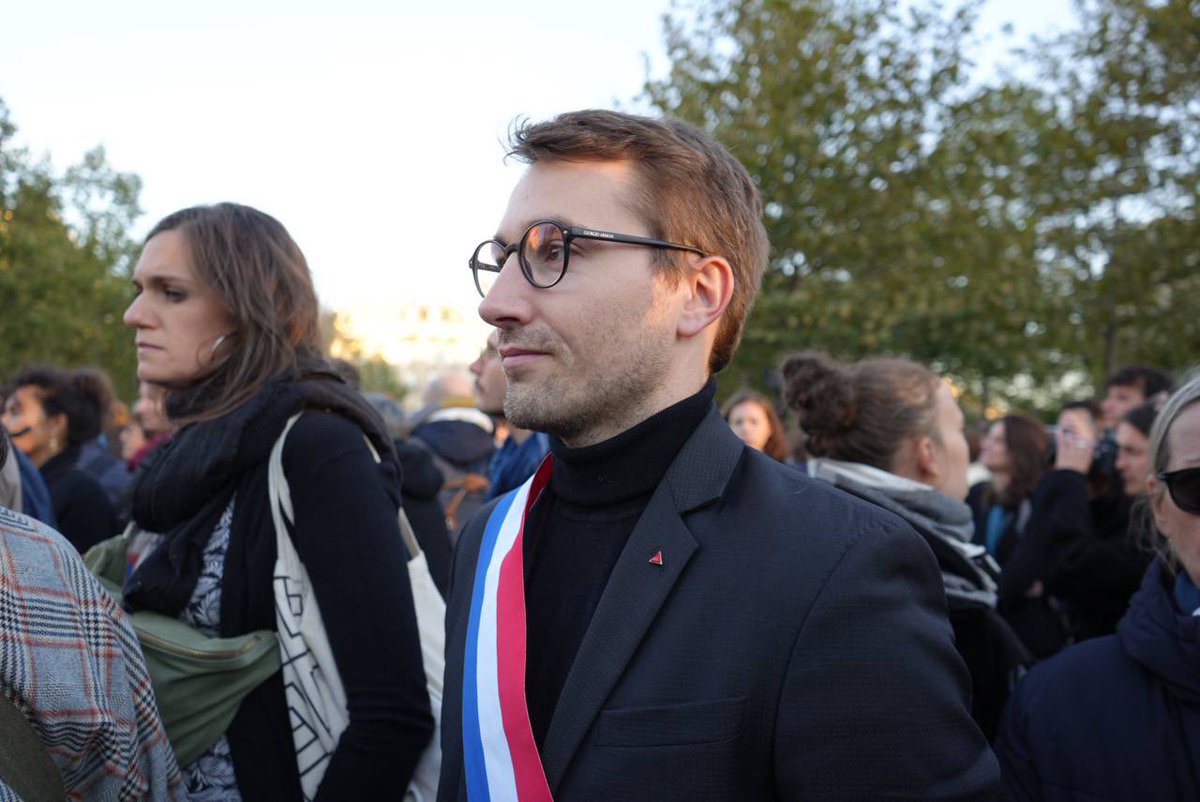 Pour cet hommage aux enseignants assassinés, @ALeaument, alliant sobriété et fraîcheur, porte une veste anthracite Celio en polyester, un col roulé Petit Bateau noir en coton mélangé, et des lunettes plastique à motifs écailles de chez Verbaudet.