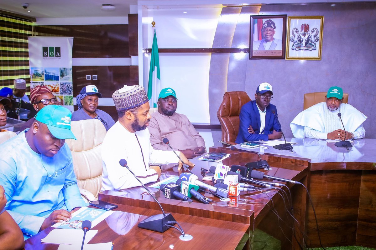 Gonimtarr's tweet photo. [PHOTO NEWS]

The Honourable Minister of Agriculture and Food Security, Senator Abubakar Kyari, CON, shared the Renewed Hope government’s Plans for Agric and Food Sufficiency On the occasion of World Food Day.

#WorldFoodDay #FMAFSWithKyari https://t.co/x8JyqfcVSw