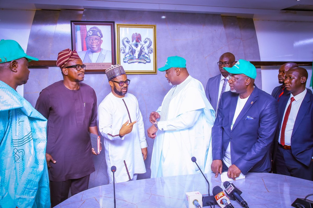 Gonimtarr's tweet photo. [PHOTO NEWS]

The Honourable Minister of Agriculture and Food Security, Senator Abubakar Kyari, CON, shared the Renewed Hope government’s Plans for Agric and Food Sufficiency On the occasion of World Food Day.

#WorldFoodDay #FMAFSWithKyari https://t.co/x8JyqfcVSw