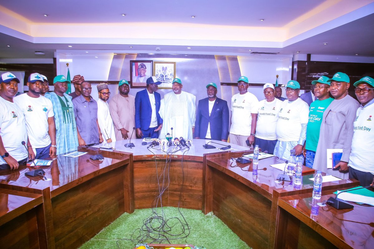 Gonimtarr's tweet photo. [PHOTO NEWS]

The Honourable Minister of Agriculture and Food Security, Senator Abubakar Kyari, CON, shared the Renewed Hope government’s Plans for Agric and Food Sufficiency On the occasion of World Food Day.

#WorldFoodDay #FMAFSWithKyari https://t.co/x8JyqfcVSw