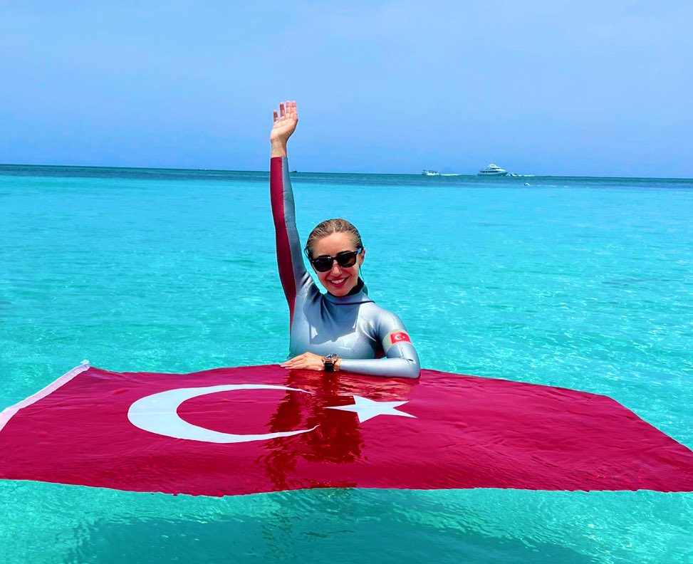 🏊🏻‍♀️Milli yüzücümüz ve serbest dalış rekortmeni Şahika Ercümen, Cumhuriyet’imizin 100. yılı için daha önce kırdığı 100 metre rekorunu da kırarak 106 metre rekoruna ulaştı! 🇹🇷Tebrikler, teşekkürler Şahika!👏