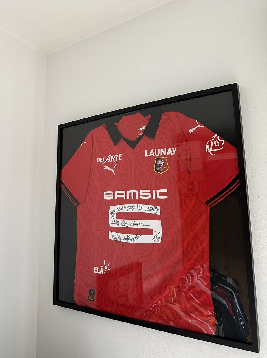 Encore un énorme merci à <a href="/ROUGEmemoire/">ROUGEmémoire 🔴⚫</a> <a href="/staderennais/">Stade Rennais F.C.</a> pour le maillot gagné lors de la journée des abonnés du SRFC ❤️🖤
#SRFC