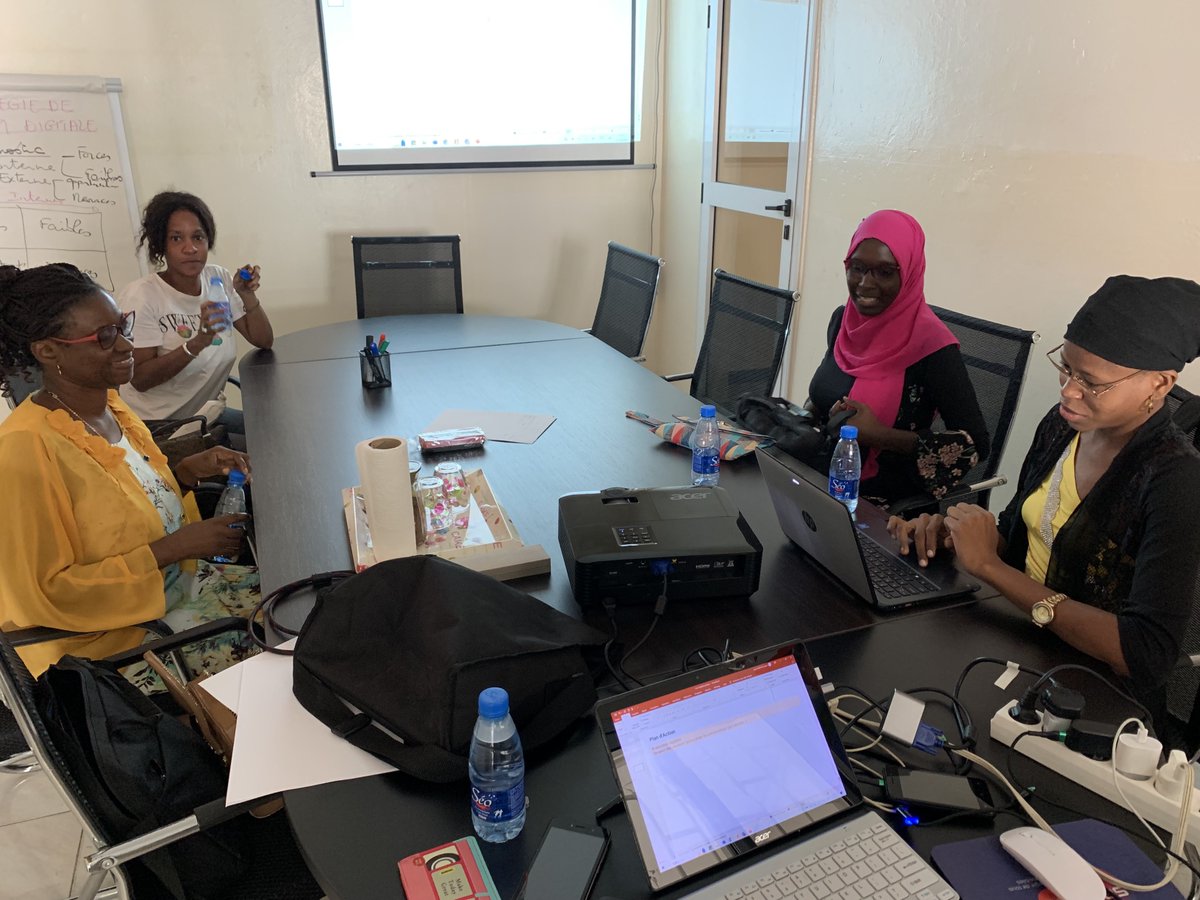 WProgram80771's tweet photo. Ce 16 octobre 2023, nos participantes ont eu l'opportunité d’être outillées en #CommunicationDigitale 📱.

Elles ont suivi une #formation sur les bases de la communication digitale animée par Awa Cheikh Ba GUEYE, IT Manager chez @2BBusinessBoost. https://t.co/XdONIOVly1