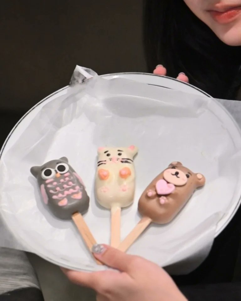 ChanonWakeShop's tweet photo. ขนมเค้กป๊อป CakePop Decorating #workshop เอาใจคนชอบกินช็อกโกแลต สนุกกับการปั้นดีไซน์เป็นลวดลายการ์ตูนน่ารักๆ สนุกด้วยอร่อยด้วย

#Eventthai #Thailandevent #Cakepop #PopCake #BangkokWorkshop #สอนทำขนมเค้กป๊อป #สอนทำเค้กป๊อป #สอนทำป๊อปเค้ก #งานอีเว้นท์ #เวิร์กช็อป #รับจัดเวิร์คช็อป https://t.co/Mb2EGTEj7r