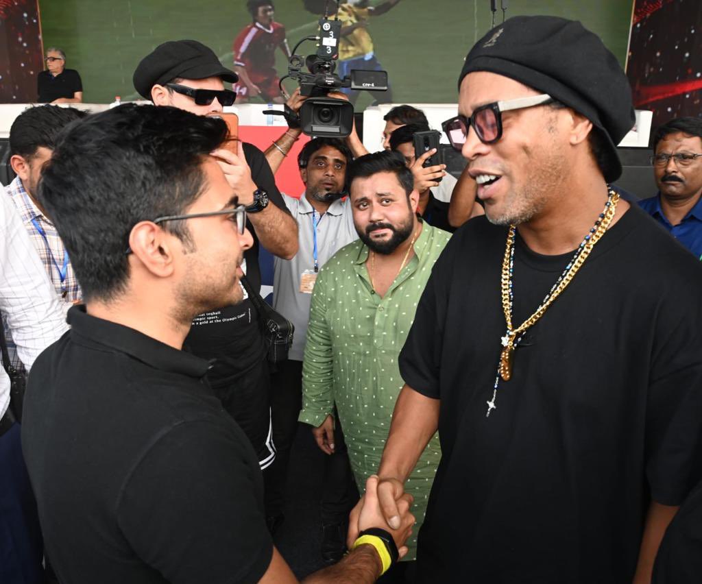 AITCofficial's tweet photo. We extend a warm welcome to the Brazilian football icon Ronaldinho! 

Today, Nat'l GS Shri @abhishekaitc, along with the legendary footballer, met with the participants at Bata Stadium and boosted their morale. 

With great enthusiasm, the crowd filled the stadium with cheers & eagerly voiced their excitement.