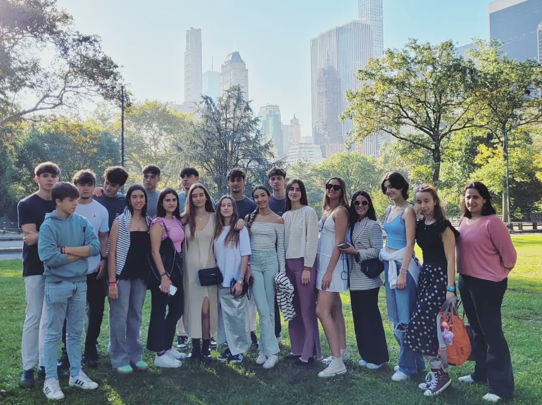jymvedruna's tweet photo. ℹ️Student exchange program 2023 🚸

🇺🇸Atlanta 
📍Centennial High School 🏫 
📍Hall of Fame 🏈 
📍Aquarium 🐟
📍Coca cola experience 🥤

🇺🇸New York 
📍Times Square 📷
📍Central park ⛲
📍Saint Patrick's cathedral ⛪
📍MET 🖼️
#colegiovalladolid 
#studentexchange 
#multiliguismo https://t.co/2dhtau9K8q