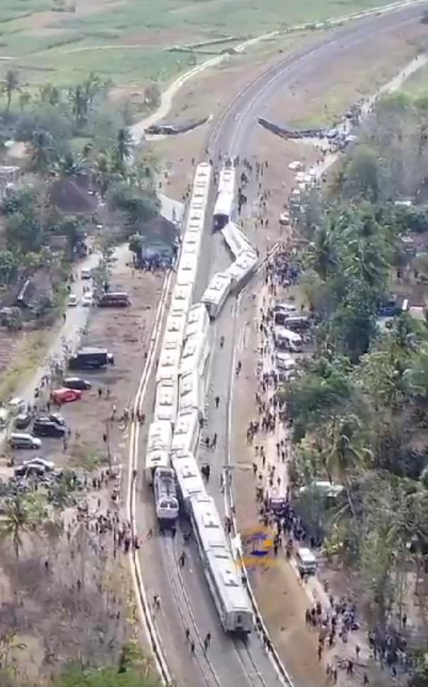 fajarnugros's tweet photo. Foto udara TKP insiden KA Argo Semeru (jalur kanan arah Jakarta) dan Argo Wilis (sisi kiri arah Yogya).

Jelas sekali kereta Semeru hampir seluruhnya njepat dari rel dan terlempar ke kiri hingga menemper Wilis (yang mungkin tak sempat mengerem). https://t.co/XnEVl0cSWI