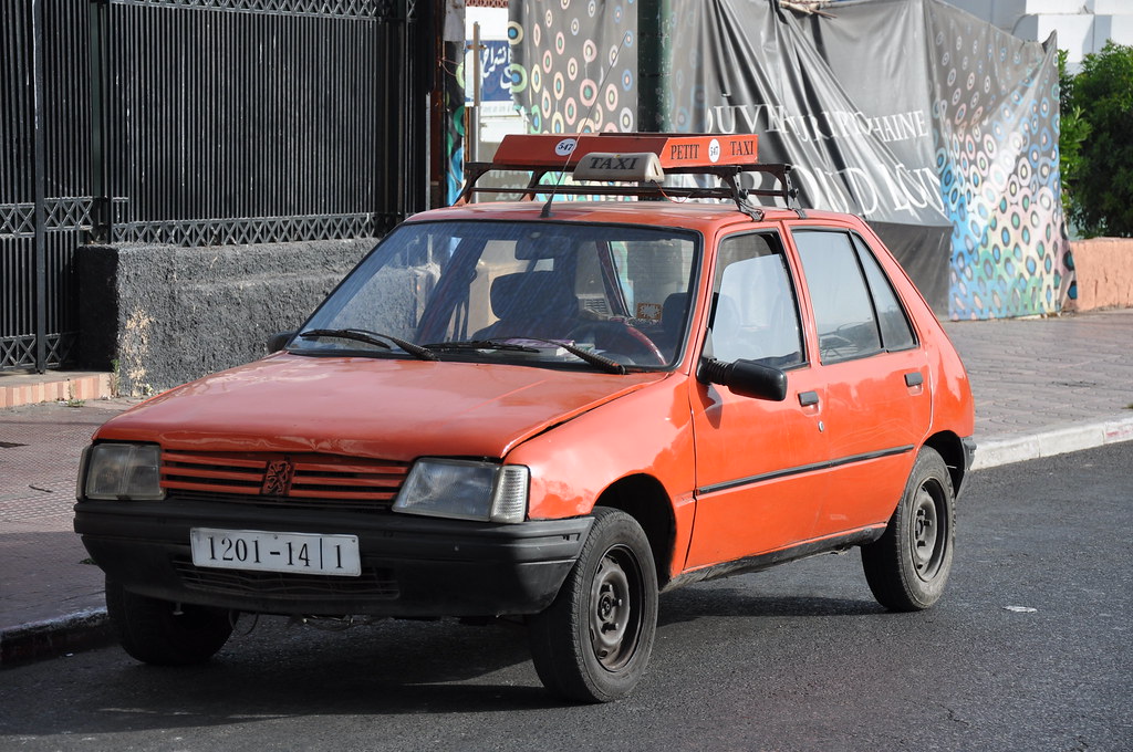 🚖 À Agadir, les taxis de type Peugeot 205, Mercedes 240 et Fiat Uno ne seront plus autorisés en tant que taxis d'ici la fin de 2023. Une mise à jour importante pour moderniser la flotte de taxis! 🚫 #Agadir #Taxis #Modernisation