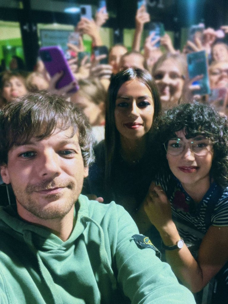 Federlouis's tweet photo. A thousand miles seems pretty far but
they've got planes and trains and cars,
I'd walk to you if I had no other way. 
🏡🩵🔐🫂❤️‍🩹🌍 https://t.co/ckwnjNQWtx