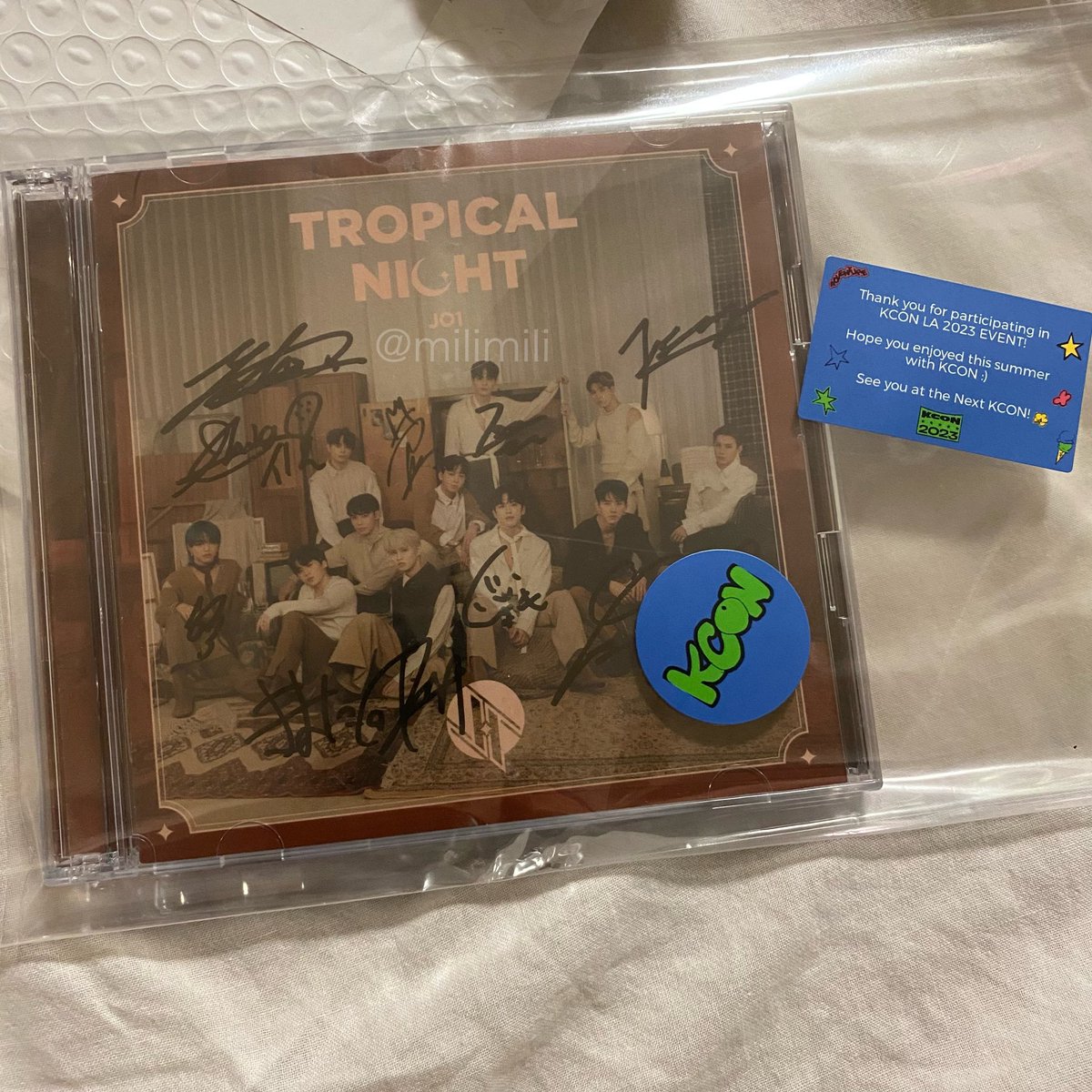 JO1がKCON LAに初めて立てたときに 当選したメンバー全員のサイン入り