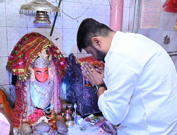 AshishChhabraCG's tweet photo. या देवी सर्वभूतेषु मातृरूपेण संस्थिता ।
नमस्तस्यै नमस्तस्यै नमस्तस्यै नमो नमः।।
शक्ति की अधिष्ठात्री देवी माँ भगवती की आराधना के पावन पर्व 'शारदीय नवरात्रि' के अवसर पर बेमेतरा विधानसभा क्षेत्र के ग्राम मावली में विराजमान माता मावली मंदिर में दर्शन पूजन करने का सुअवसर प्राप्त हुआ.. जगत जननी से सभी के कल्याण की कामना किया..
#बेमेतरा_विधानसभा