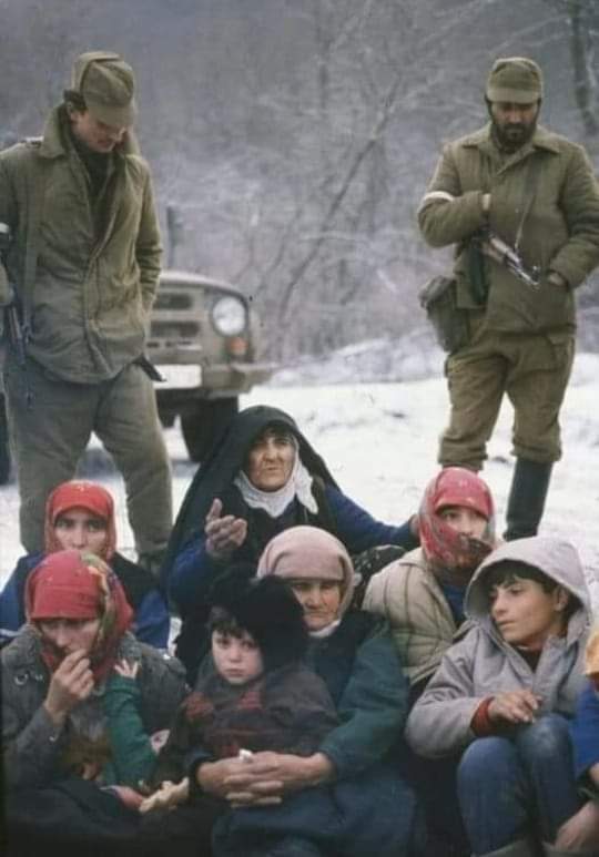 Başda duran şərəfsiz erməni terroristləridir.
Bizim Analarımızı əsir alıblar..Nur üzlü ANA Allahdan imdad diləyir.

Biri ALLAH var dedi.
Biri də olmalı dedi olmalı.

Bütün bu ahların nalələrin sonu olmalı idi.
Qaldı Allahın məhkəməsi...Gec olar güclü olar..