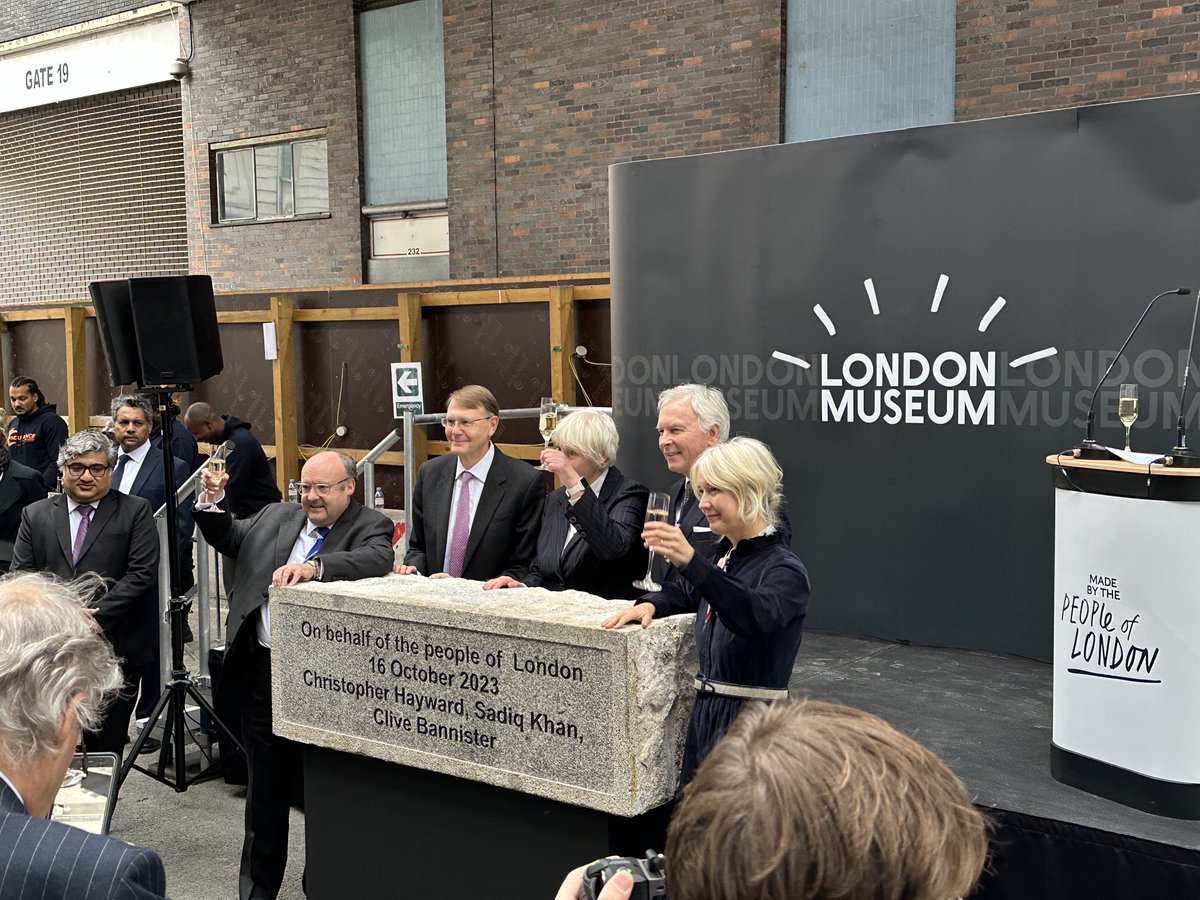 It was a pleasure to attend the unveiling of the foundation stone at the new ⁦@MuseumofLondon⁩. And what a view of the ongoing works at Smithfield market.