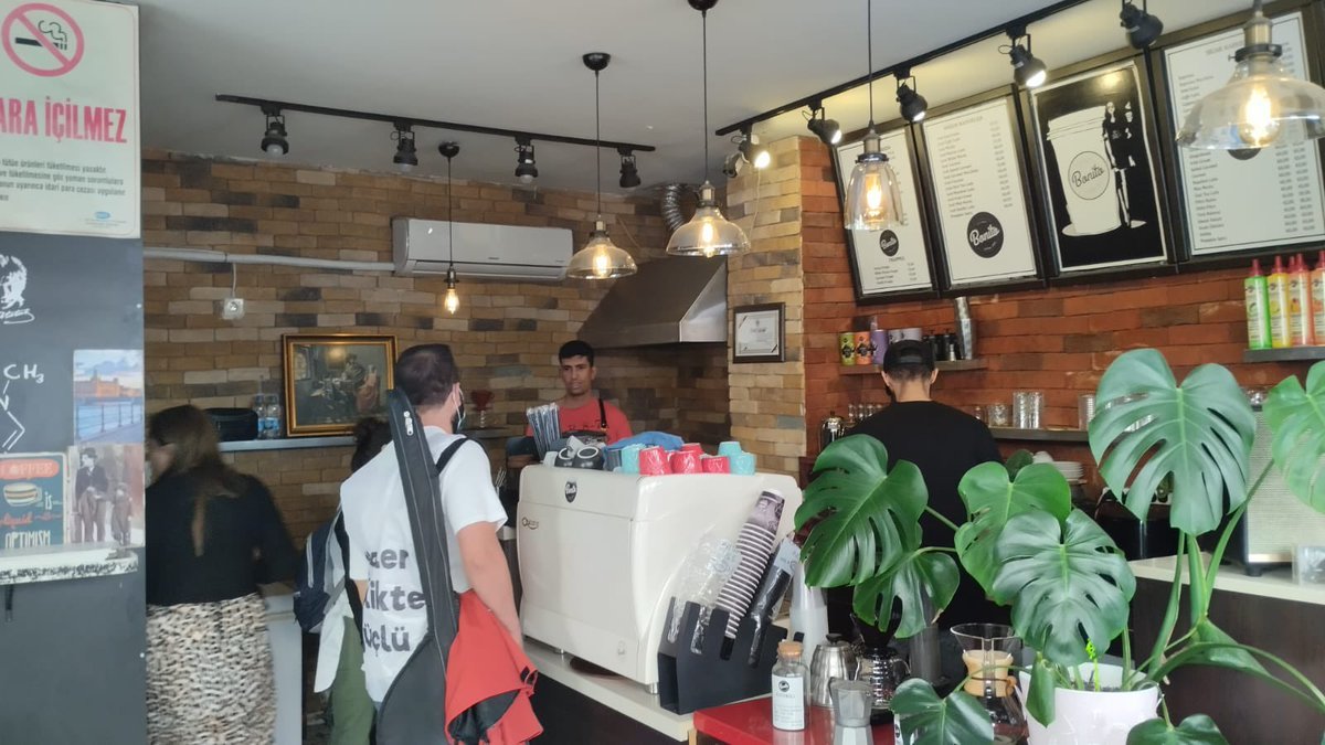 Karşıyaka Çarşı bölgesinde müzisyen, motokurye, lokanta, cafe&amp;bar emekçilerine onurlu çalışma ve insanca yaşam için birlik olma çağrımızı ulaştırdık.
Bugün gerçekleşecek toplantıya da tüm emekçi kardeşlerimizi bekliyoruz ✊🏾