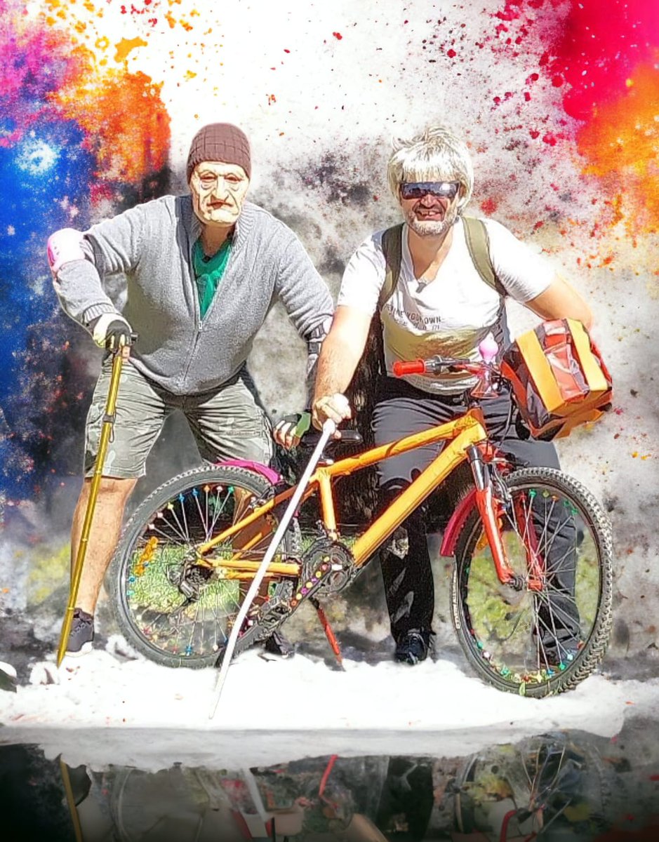 Da, cu tipii ăștia doi s-ar putea sa te întâlnești pe stradă, dar e ok - se țin de glume, va ieși distracție; aruncă un ochi pe canalul lor de Youtube, apoi clar - like and subscribe 👍