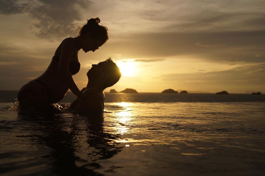 ConradKohSamui's tweet image. Share an intimate moment with your partner as you watch the sun dip below the horizon creating a magical glow. #tagsomeone you want to share this moment with. 

#StayInspired #ConradKohSamui #KohSamui