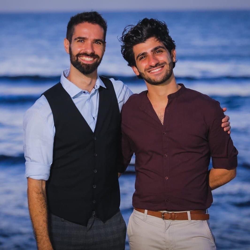 Das sind Sagi und Omer. Sie sollten in ein paar Tagen heiraten.  

Als die #Hamas ihren Krieg gegen Israel begann, meldete sich Sagi, Reserve-Kommandeur einer Eliteeinheit, sofort zum Dienst, um den Kibbutz Be'eri zu schützen. Sagi kam bei der Evakuierung von Verletzten auf