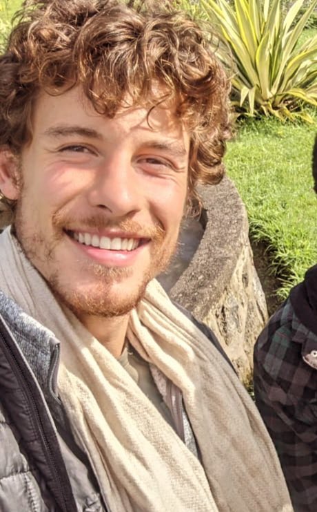 wonzdvr's tweet photo. o shawn todo lindinho e feliz vivendo a vida dele fora dos holofotes e a gente vivendo de migalhas dele não aguento essa vida https://t.co/s6UGjy95zu