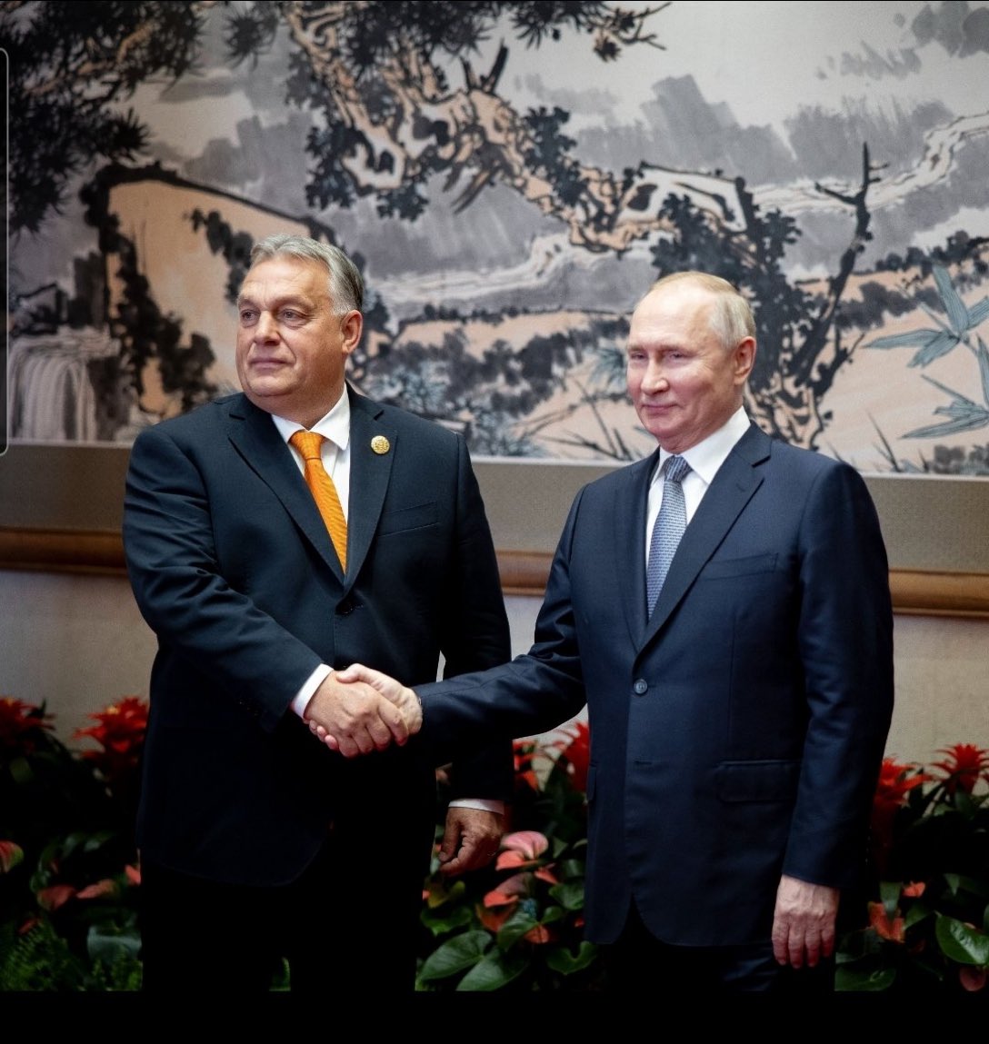 Orban har precis träffat Putin samtidigt som ryska styrkor ockuperar och terroriserar delar av Ukraina. Ungern vägrar stödja Ukraina och motsätter sig sanktioner.
Ungerns ordförandeskap i EU nästa år bör stoppas. Utbetalningar till landet från EUs budget måste hållas inne.