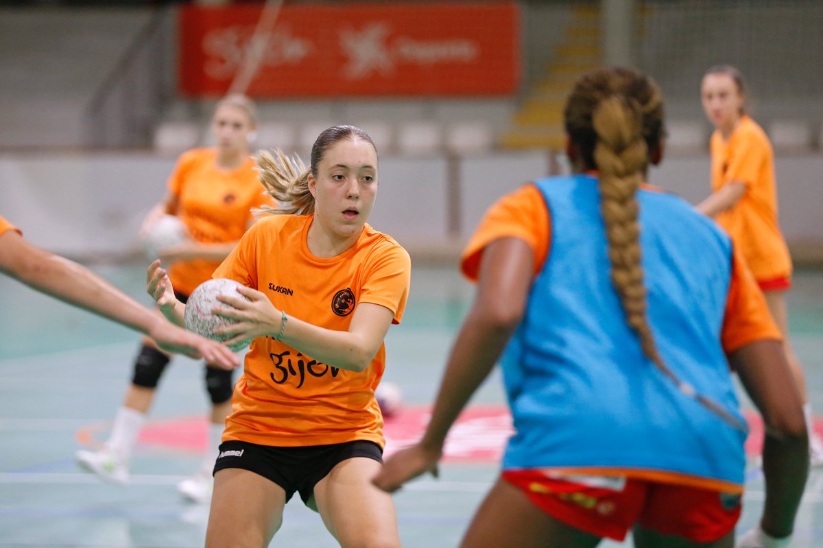 CBLaCalzada's tweet photo. 🅘🅝🅣🅔🅝🅢🅘🅓🅐🅓 🔛.

#SomosCalzada #ShelovezHandball https://t.co/aQAlhWytjV
