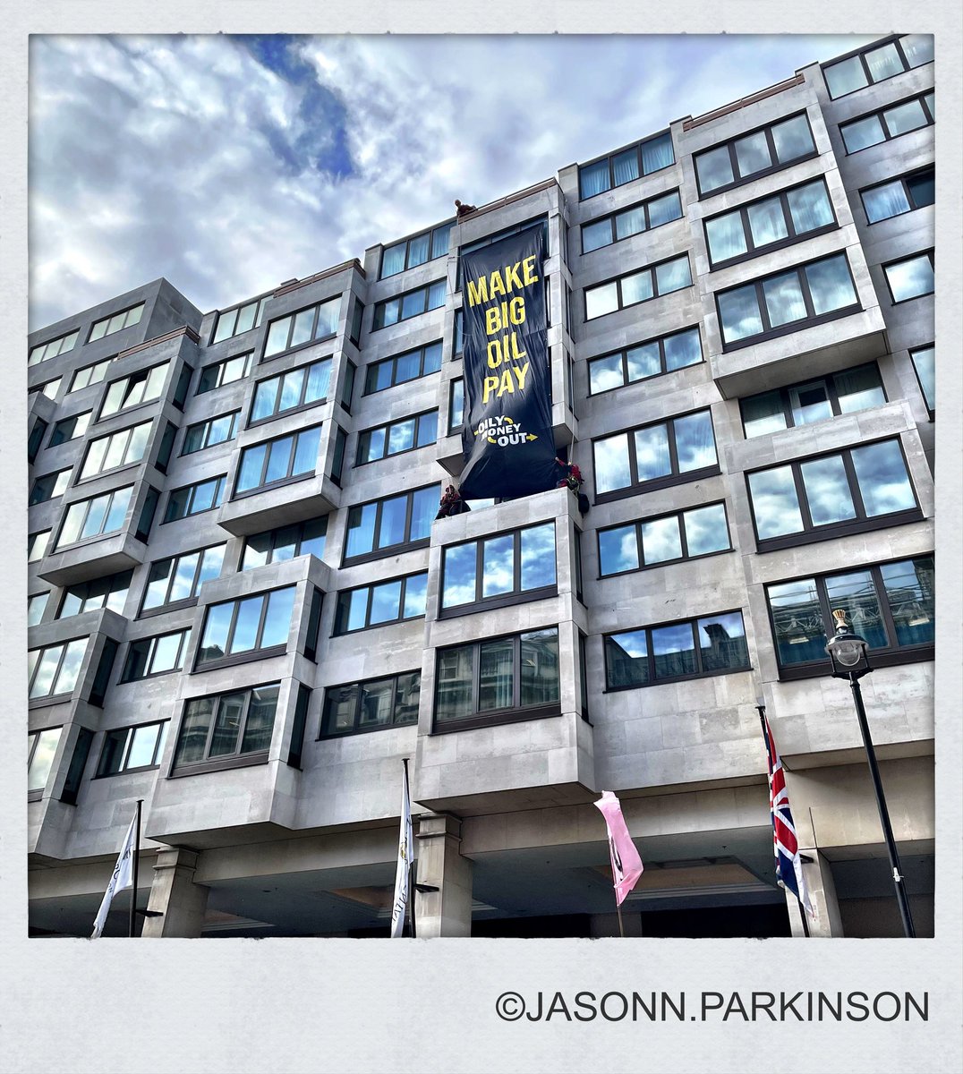 JasonNParkinson's tweet photo. Now that’s what I call a banner drop.
#ExtinctionRebellion and #Greenpeace activists blockade the #EnergyIntelligenceForum at the Intercontinental Hotel on Park Lane, London.
#OilyMoneyOut https://t.co/h02mEXPekU