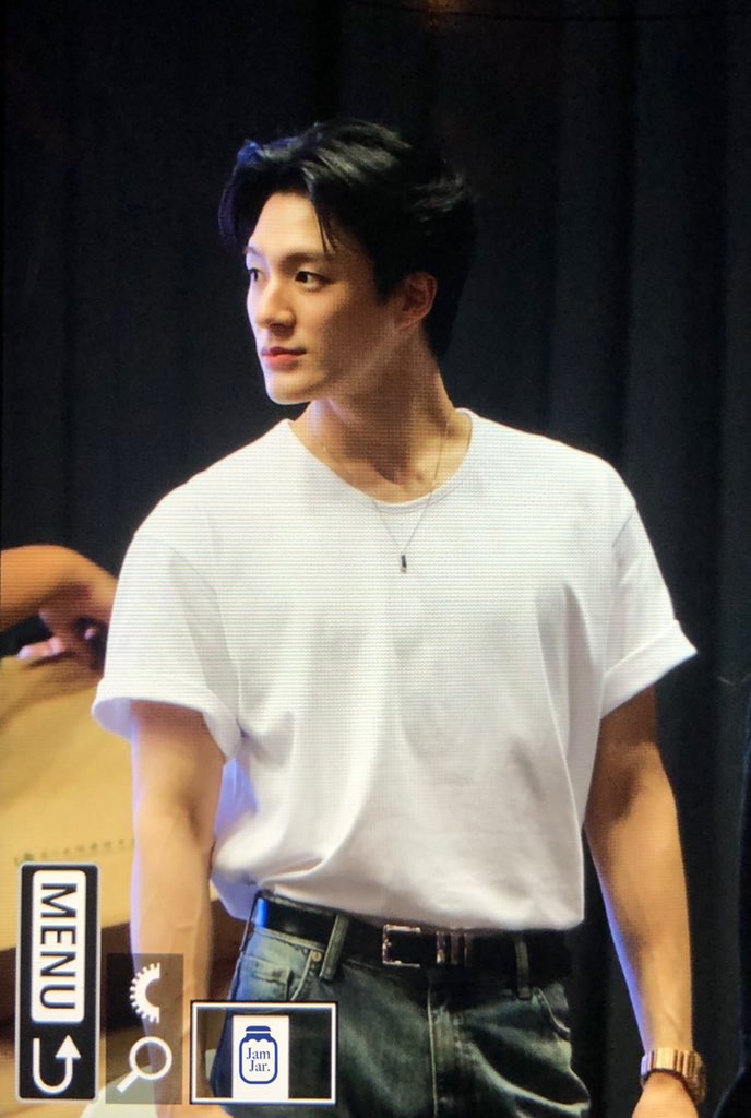 JHJNFEEDS's tweet photo. a man in white t-shirt #JAEHYUN #JENO https://t.co/pc1prDBQip