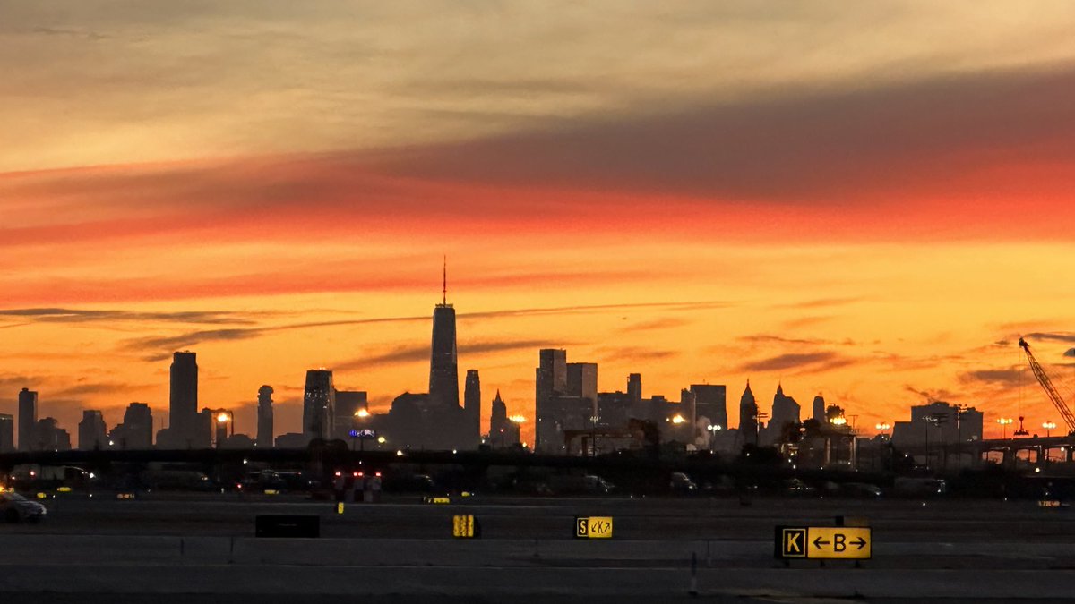 MxSup's tweet photo. Amazing #sunrise #NYC from #EWR https://t.co/de81YZypml