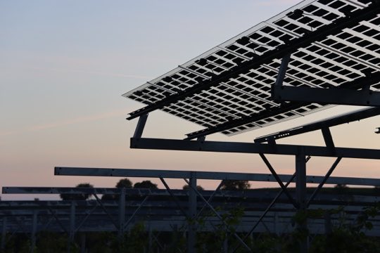 balkonsolar's tweet photo. Schon bizarr: Teile des Ortschaftsrats von #Munzingen bei Freiburg haben eine “#VinoPV” Anlage übel bekämpft: https://t.co/55jqBdarhR obwohl Weinanbau darunter weiter möglichst ist und man es kaum sieht.
Eine Riesen Freiflächen Anlage an der Autobahn (7 Fußballfelder) /… #Solar https://t.co/9FfdNpEJ62