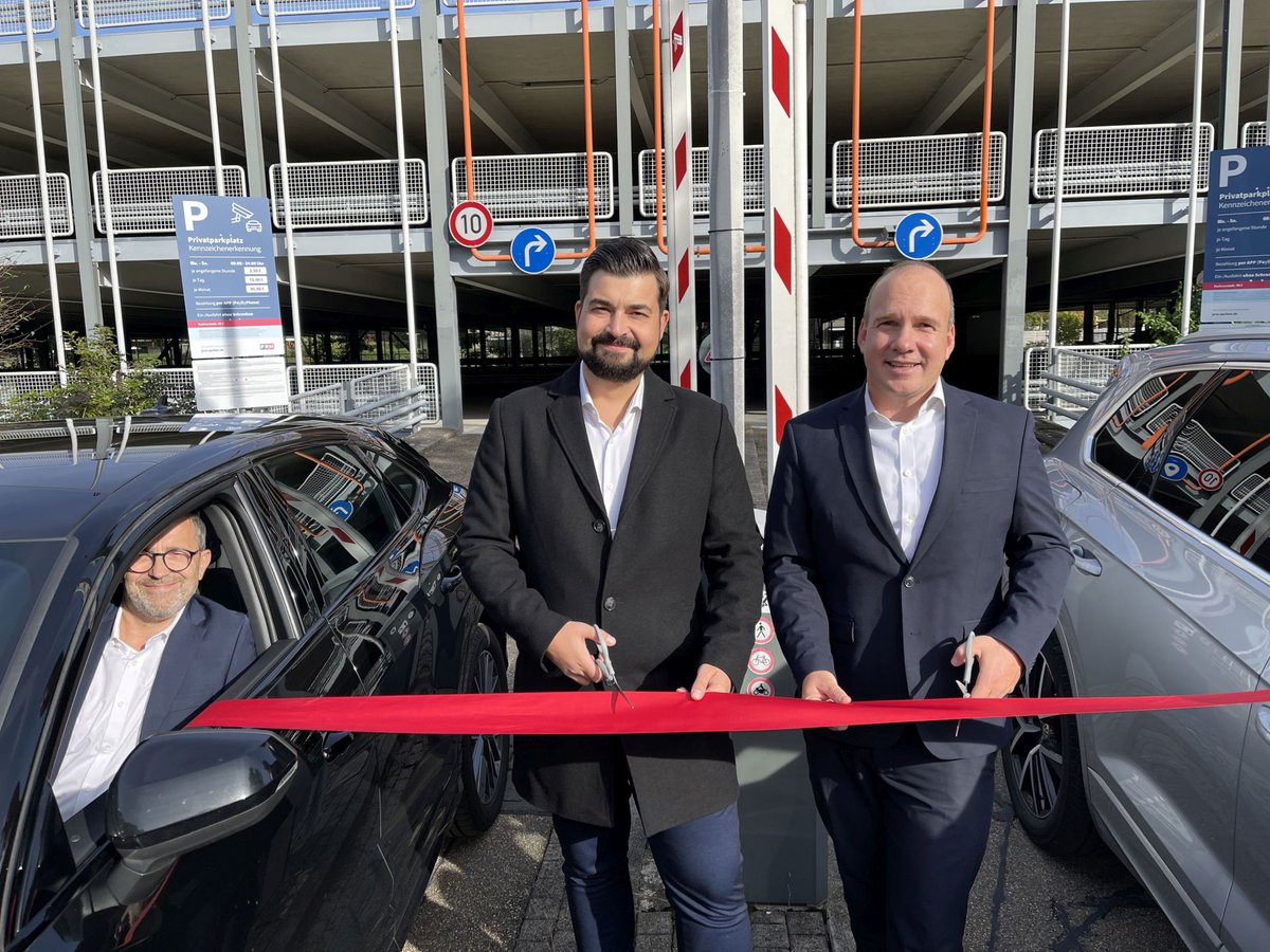 Sinnvolle Zwischennutzung: 😎
Auf dem ehemaligen #Siemens-Gelände in der Lyoner Straße in #Frankfurt stellen wir mit der PRM GmbH das vorhandene #Parkhaus mit 400 Plätzen nun allen zur Verfügung. 
Gestern war die Eröffnung. ✂️