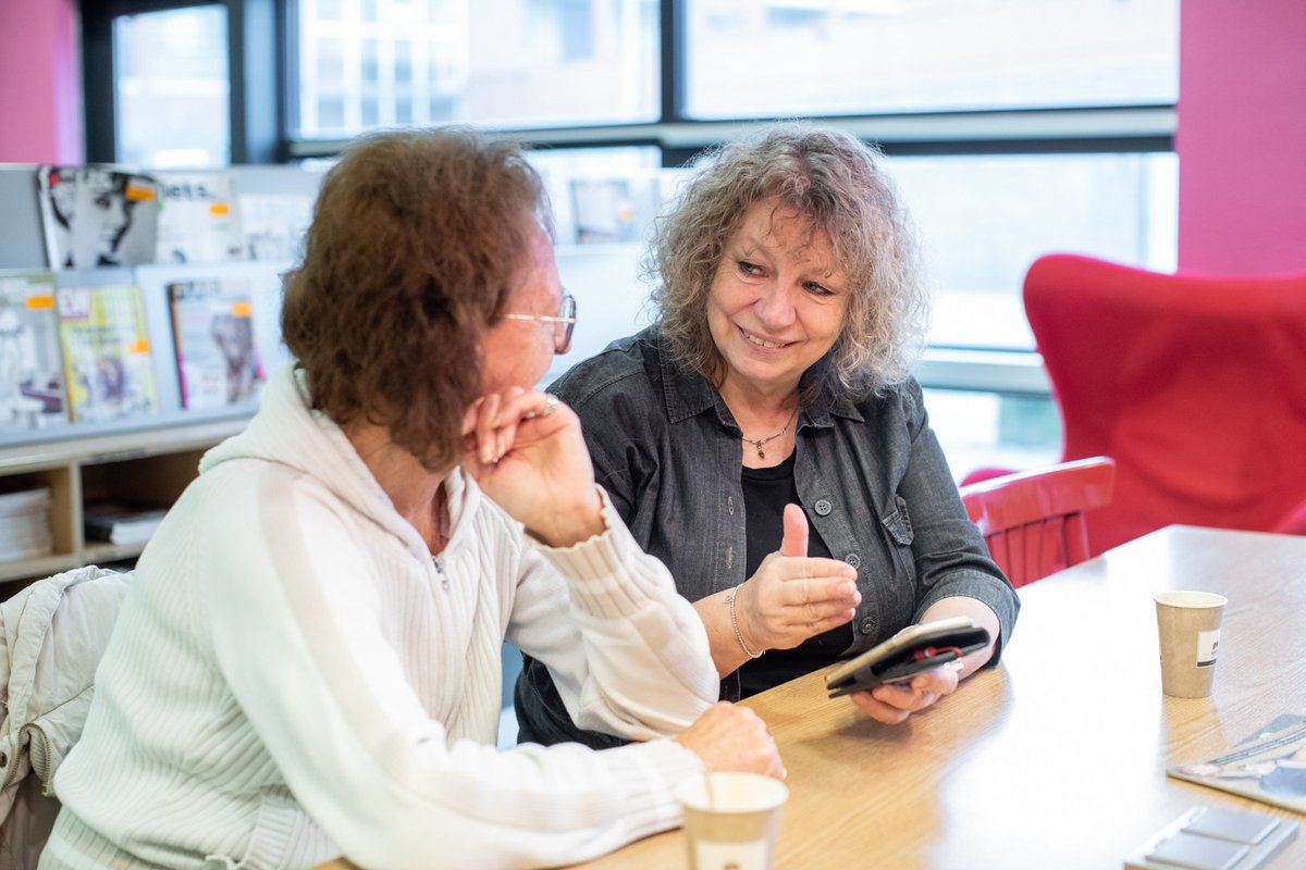 Bibliotheekmedewerker Cecile helpt mensen bij het Informatiepunt Digitale Overheid. “Op de CBR website vond ik een filmpje hoe een rijbewijs te vernieuwen. Mevrouw heeft vervolgens zelf online haar gezondheidsverklaring aangevraagd en betaald”.  ℹ️ bibliotheekmb.nl/informatiepunt #ido