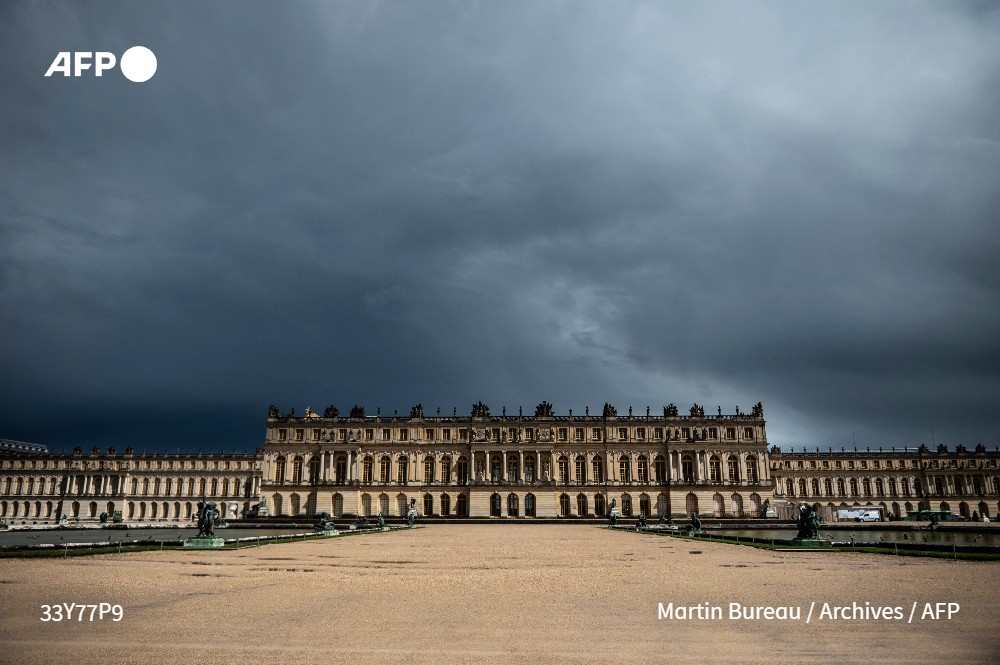 Le château de #Versailles était de nouveau en cours d'évacuation en début d'après-midi, après une alerte à la bombe, et va rester fermé toute la journée, a appris l'#AFP de source proche du dossier et auprès de l'établissement public français