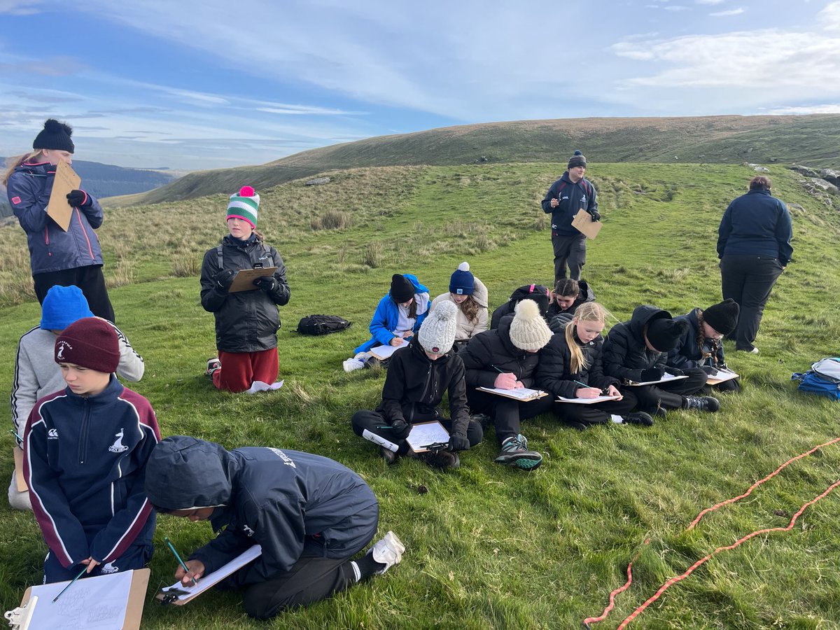 katiehowarth107's tweet photo. @winterfoldhs Geografun in South Wales #year8 #riverstudies #chilly https://t.co/KlK4IGSsc7