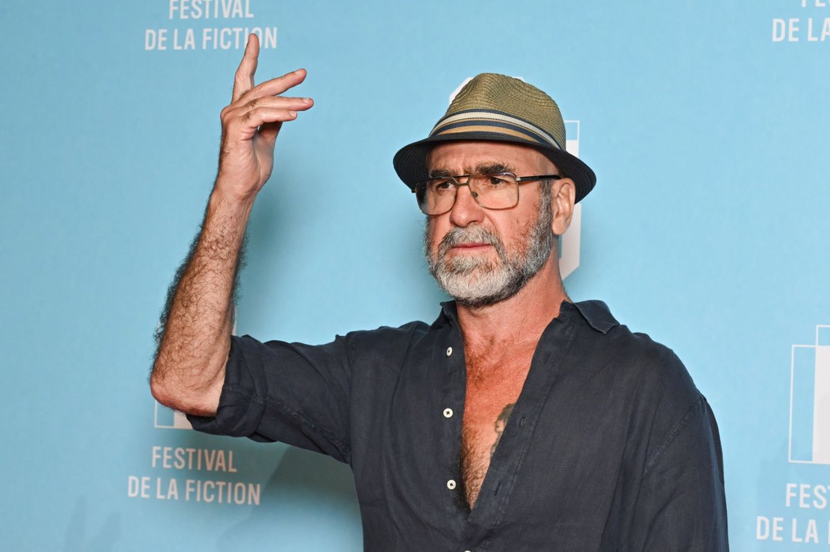 VibesFoot's tweet photo. Eric Cantona : « Défendre les droits de l’homme des Palestiniens ne veut pas dire que l’on est pro-Hamas. Dire "Free Palestine" ne veut pas dire que l’on est antisémite ou que l’on veut la disparition de tous les juifs. 

"Free Palestine" signifie libérer les Palestiniens de l’occupation israélienne qui les prive de leurs droits humains fondamentaux depuis 75 ans. 

"Free Palestine" signifie cesser d’enfermer 2,3 millions de Palestiniens dans la plus grande prison à ciel ouvert du monde, dont la moitié sont des enfants. 

"Free Palestine" signifie mettre fin à l’apartheid imposé par le gouvernement israélien. 

"Free Palestine" signifie donner aux Palestiniens le contrôle des principales infrastructures de leur pays. » 🇵🇸

🎙️ Instagram