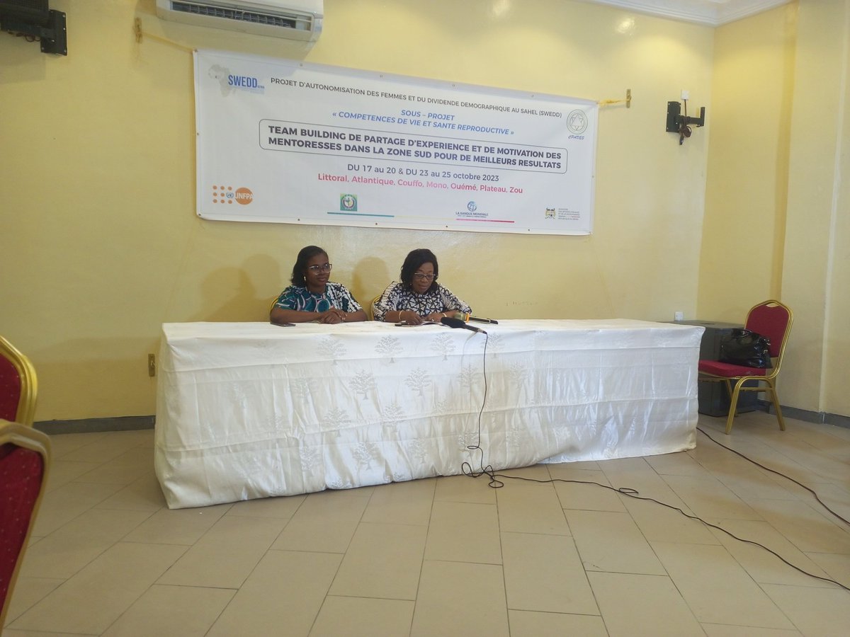FaladeMirabelle's tweet photo. La Directrice Exécutive de l'@ONG_CPADES et la DDASM Littoral félicitent les mentoresses pour leur engagement et dévouement au service des espaces sûrs. Ces vaillantes femmes qui allient passion et expériences pour encadrer efficacement les bénéficiaires✨
@sweddbj 
@unfpa_benin https://t.co/6r49uvbdX2