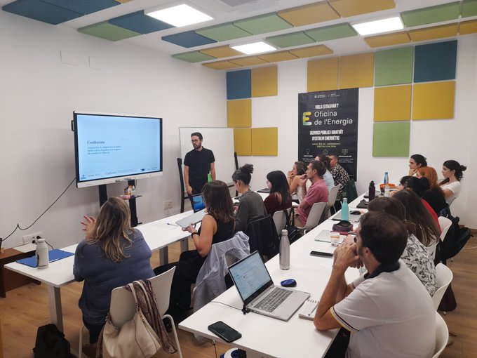 vlcsostenible's tweet photo. En Oficina de l'Enegia de l'@AjuntamentVLC  Formación "Adaptación al calor y lucha contra la pobreza energética"  Proyecto #CoolTuraTE 🤗Gracias
@aeioLuz @ValenciaCaritas
@heat_UPM  @EPAH_EU @Ecoserveis 

¿Te interesa? https://t.co/8xlU1FIUoz https://t.co/zTAjOhEMYy