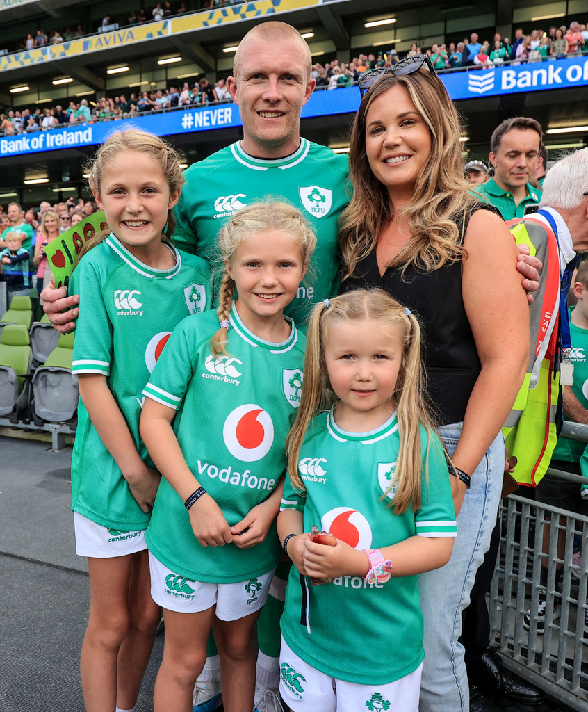 IrishRugby's tweet photo. Earlsy Retires.

Thank you @KEITHEARLS87 for all the great days in green.

#TeamOfUs #TheMan #Legend #Earls

More: https://t.co/yYPPlTPvcB https://t.co/O1SLctLKc8