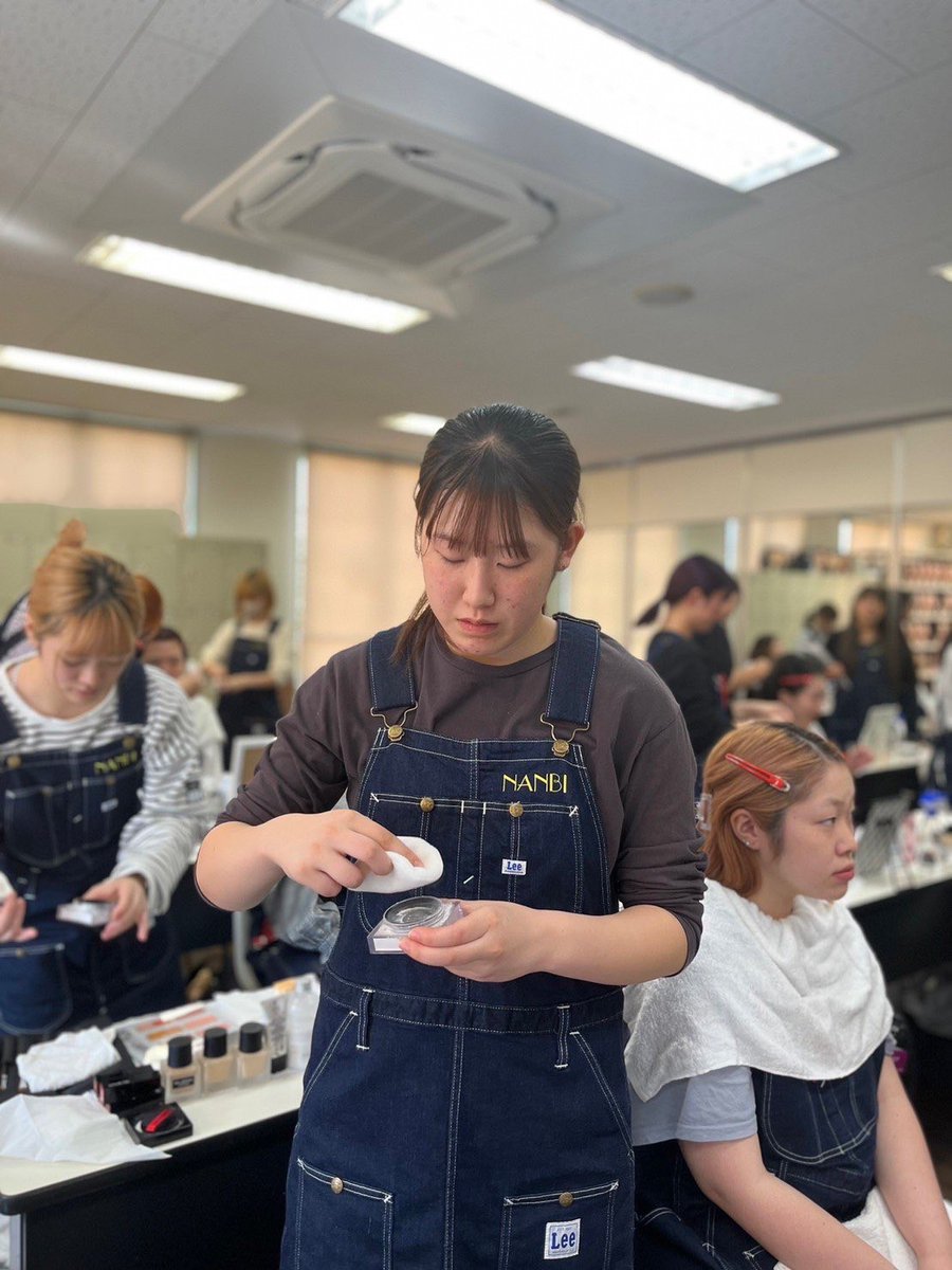 NANBI_fbc's tweet photo. NANBI✨✨
シュウウエムラ　メイク実技授業💄💕

資格試験合格に向けて頑張っています💯💫 https://t.co/YBjO6rSN0c