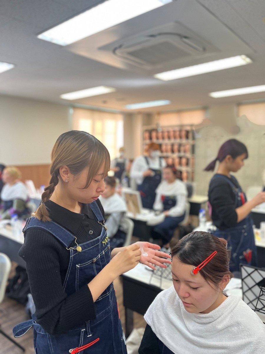 NANBI_fbc's tweet photo. NANBI✨✨
シュウウエムラ　メイク実技授業💄💕

資格試験合格に向けて頑張っています💯💫 https://t.co/YBjO6rSN0c