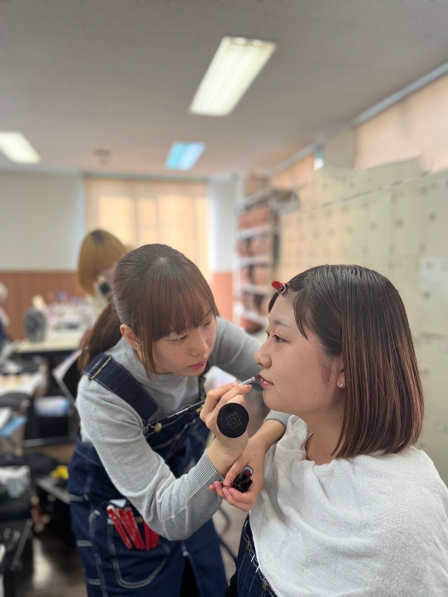 NANBI_fbc's tweet photo. NANBI✨✨
シュウウエムラ　メイク実技授業💄💕

資格試験合格に向けて頑張っています💯💫 https://t.co/YBjO6rSN0c