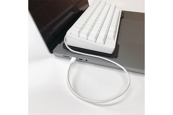 PFU_HHKB's tweet photo. ノートPCの上にHHKBを載せて使うためのアイテム「タイプスティックス」と、それをするのにちょうどいいサイズのUSBケーブルが別々で買うより10%安くなっています。
https://t.co/G9BMDtLDqm https://t.co/RdUqVKrwlO