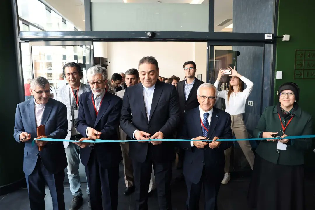 fsmayasofya's tweet photo. 📍Sempozyum - Sergi

Uluslararası Kültür ve Sanatta Şahname Sempozyumu, selamlama konuşmalarının ardından Dr. Marianna Shreve SIMPSON’ın açılış konuşmasıyla başladı.. https://t.co/4I6TrpZ3em