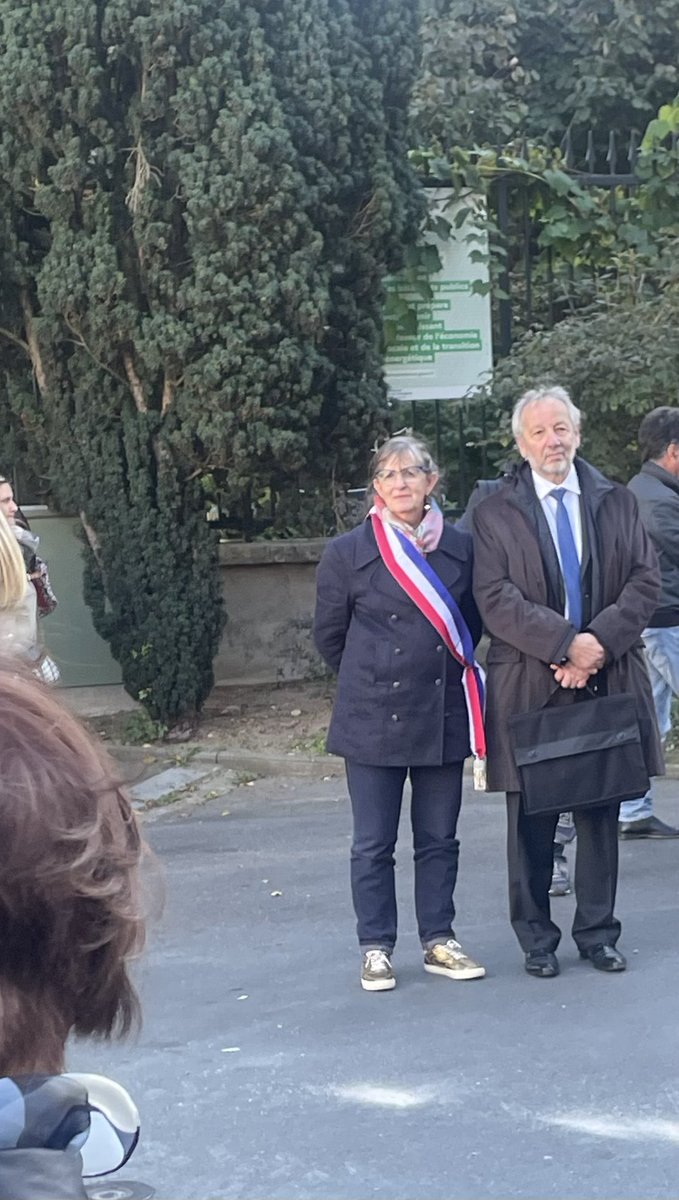 Lab45Laicite's tweet photo. Le Laboratoire Loiret de la Laïcité remercie les plus de 300 orléanais présents au rassemblement en hommage à #SamuelPaty et à #DominiqueBernard, tous deux assassinés par des terroristes islamiques, tous deux enseignant les Lumières dans l’école de la République. #Orleans https://t.co/T3KJs8aRj6