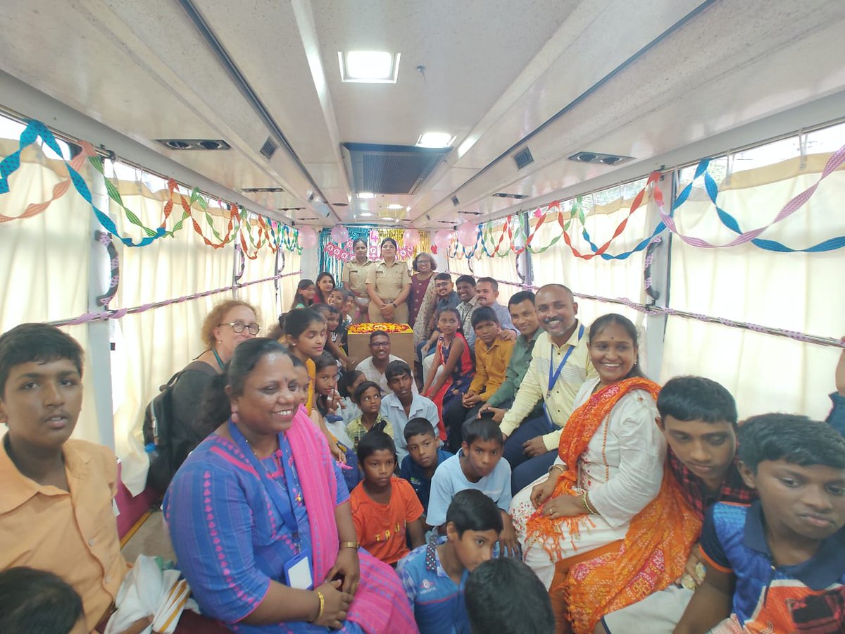 Sonrisasdbombay's tweet photo. 🚍 Nuestro autobús cumple 4 años ‼️ con el objetivo de contribuir a erradicar la pobreza y la vulnerabilidad de las comunidades más desfavorecidas ante la trata de personas. Ayer lo celebramos: os contamos cómo fue y sus hitos en estos años https://t.co/6YVNWRubTZ
#SmilingBus https://t.co/KCHH8EY3jD