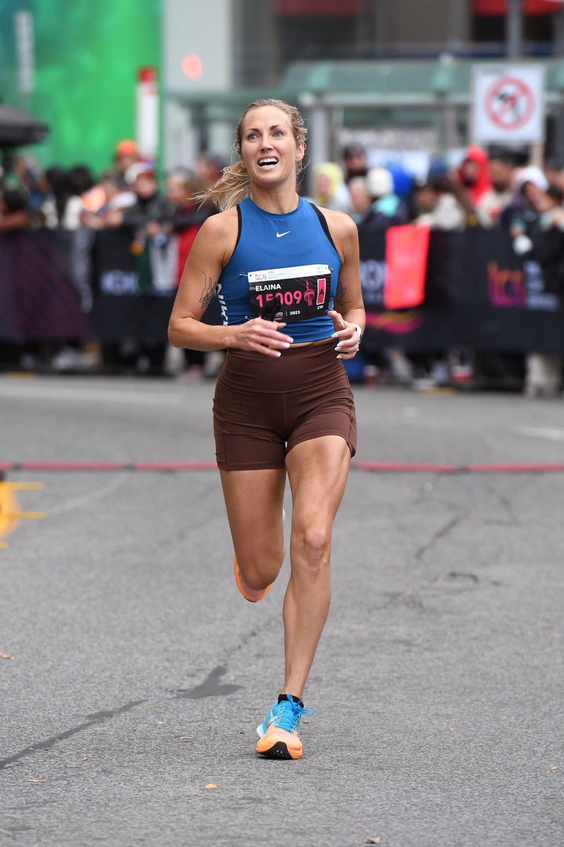 elainaraponi's tweet photo. “If you want to play at a higher level, you need to be comfortable with greater swings of highs and lows.” @JamesClear 

Took a big swing and wound up 5th #Canadian, 6th female and a new #personalbest leaving Toronto ✨

#runchat #canadianrunning #thesweatlife https://t.co/6o68EjOhdE