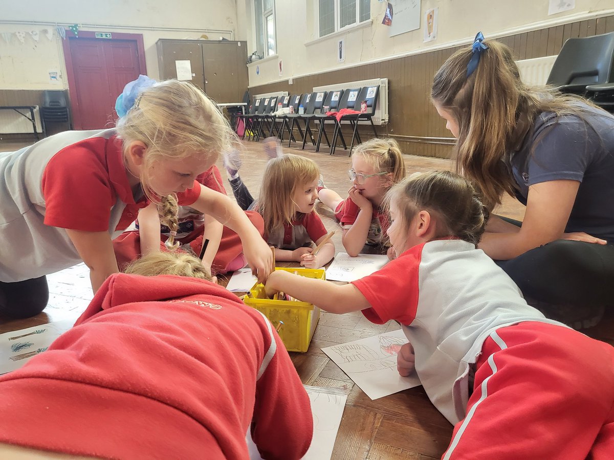 The Rainbows worked together on their Construction badge this week!  ⚒️👷🏼‍♀️