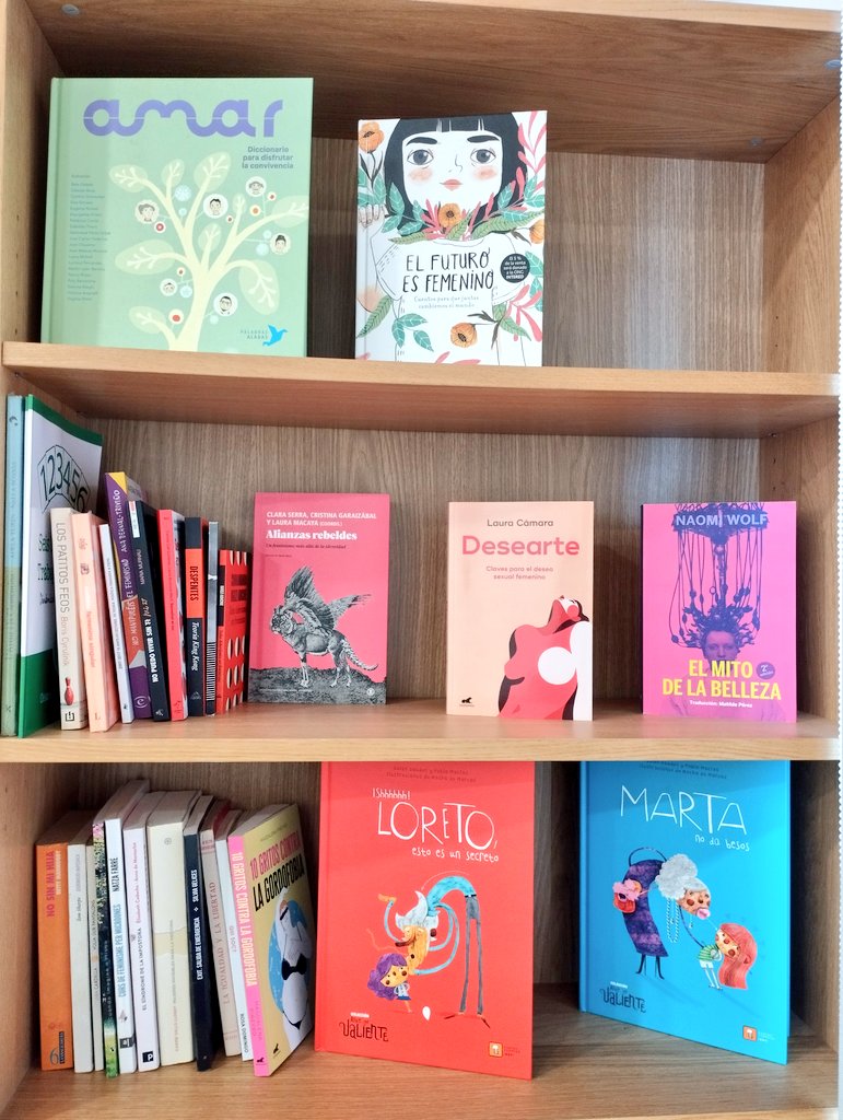 📚 Aprofitant que ahir va ser el dia de les escriptores, estem organitzant la biblioteca de l'associació! 
➡️ Coneixeu aquestes lectures?