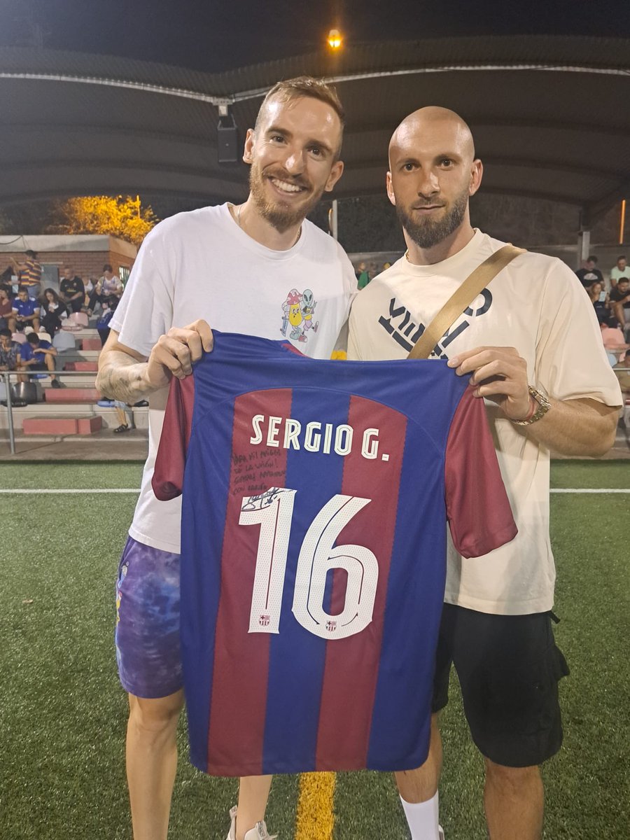En el último partido en casa recibimos la visita de uno de los mejores jugadores de fútbol sala ,que se pasó por la bombonera para entregarnos su camiseta firmada <a href="/SergioGWasa/">Sergio González</a>.

En uno de los próximos partidos del primer equipo, sortearemos su camiseta. Gracia por tu visita