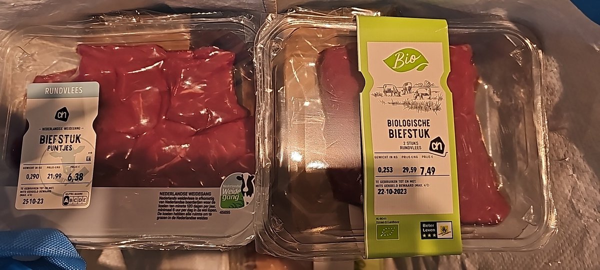 evavanderlast's tweet photo. @albertheijn weer wat nieuws? "Nederlandse Weidegang" of biologisch kiezen? Het gaat mij om het welzijn van de koeien. Welke koe heeft het beste leven? https://t.co/viimJ5u470