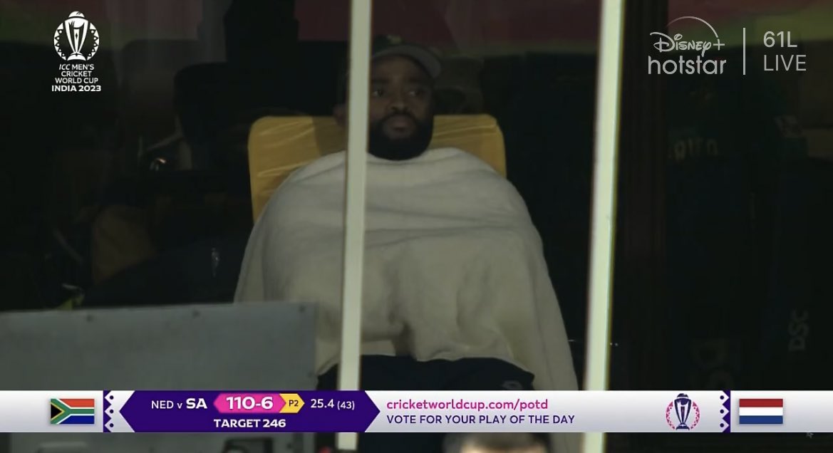 Picture of Temba Bavuma wrapped in towel during the match goes viral